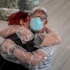 Cari&ntilde;oso abrazo a trav&eacute;s del pl&aacute;stico en otro centro de Valencia