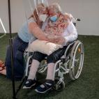 Dos familiares se funden en un abrazo "seguro" tras casi cuatro meses sin poder estar juntos