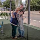 Vuelven los abrazos a las residencias, aunque sea detr&aacute;s de un pl&aacute;stico