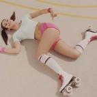 La chica que ven en patines con minipantalones y camiseta corta, coletas, patines y calcetines altos, con aire de colegiala, y que señala su trasero con el índice está en esa postura porque unos señores publicistas decidieron el año pasado ...