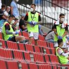 Los suplentes, en las gradas y guardando (más o menos) la distancia de seguridad