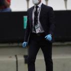 El entrenador del Rayo, Paco Jémez, perfectamente ataviado para la "nueva normalidad" del futbol