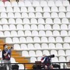 Los reporteros gráficos, con guantes, mascarillas y distancia de seguridad