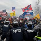 Manifestantes pro-Trump frente a la polic&iacute;a.