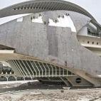 La Generalitat ha demandado recientemente al arquitecto por no garantizar la reposición del trencadís (el recubrimiento) del auditorio de la Ciudad de las Artes y las Ciencias. Un trozo se desprendió hace ocho meses y el gobierno valenciano ...