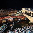 En la imagen, momento en el que parte de esta construcción pasaba bajo el puente de Rialto para su instalación. El proyecto inicial no incluía un acceso para discapacitados, se retrasó respecto al plazo de entrega. El Tribunal de Cuentas ...
