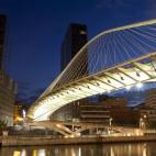 El Ayuntamiento tuvo que poner una alfombra antideslizante para que los peatones no resbalaran con la lluvia y encargó a otro arquitecto unas pasarelas para hacerlo accesible. Calatrava demandó a Bilbao por vulnerar sus derechos morales de aut...