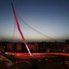 En febrero de 2004, la construcción de este puente de entrada a la ciudad fue llevado a la Corte Suprema de Justicia por los vecinos que protestaban por el paso de un tren de cercanías. No faltan denuncias sobre derroche del dinero público y ...