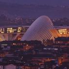 Los ovetenses lo conocen como El Centollu. La cubierta móvil no se puede abrir ni cerrar por problemas estructurales y para colmo, el edificio costó cinco veces más de lo presupuestado.
