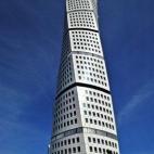 Este edificio de viviendas, visible a kilómetros de distancia, tuvo un sobrecoste de 1.600 millones de coronas, algo más de 170 millones de euros, lo que provocó varias dimisiones políticas en la localidad.