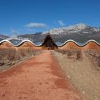 Los propietarios del edificio, Bodegas Domecq, se cansaron de esperar a que Calatrava lo arreglara de forma definitiva. Llegaron a los juzgados por problemas de goteras y humedad y le pidieron dos millones de euros para arreglar los problemas.