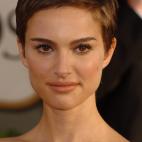 La actriz se rap&oacute; el pelo para su papel en V de Vendetta y luci&oacute; durante un tiempo el pelo muy corto. Portman era la definici&oacute;n del chic y recordaba a grandes estrellas del cine cl&aacute;sico como Audrey Hepburn o Mia Farro...