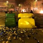 Contenedores derribados en plena calle