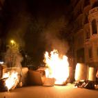 Contenedores derribados y prendidos en pleno centro de Barcelona