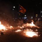 Una estelada, sobre el fuego y los escombros