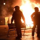 Mossos tratan de controlar la situaci&oacute;n con el fuego a un lado