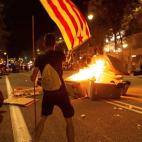 Los manifestantes se enfrentan a los Mossos de Escuadra junto a la Delegaci&oacute;n del Gobierno en Barcelona durante los incidentes producidos al finalizar la movilizaci&oacute;n convocada por los CDR