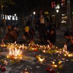 Concentraci&oacute;n con velas de varios ciudadanos en Catalu&ntilde;a, una imagen que se ha repetido en varios puntos