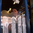 La taberna La Mancha se ha redecorado por dentro y por fuera. La artista Enllama ha llenado de Origami el interior del local y las puertas con Kirigami.