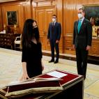 La nueva ministra de Derechos Sociales Ione Belarra (i) promete su cargo ante el rey Felipe VI (d) y el presidente del Gobierno, Pedro S&aacute;nchez.