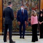 La ministra de Econom&iacute;a y nueva vicepresidenta segunda Nadia Calvi&ntilde;o(2d) y la nueva ministra de Derechos Sociales Ione Belarra (d) conversan con el rey Felipe VI (i) y el presidente del Gobierno, Pedro S&aacute;nchez (2i), durante ...
