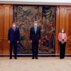 La ministra de Trabajo y nueva vicepresidenta tercera, Yolanda D&Iacute;az (i); la ministra de Econom&iacute;&shy;a y nueva vicepresidenta segunda Nadia Calvi&ntilde;o (2d) y la nueva ministra de Derechos Sociales Ione Belarra (d) junto al rey F...