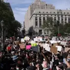 Un grupo de manifestantes en una protesta en Nueva York, Estados Unidos, el 29 de mayo de 2020 en rechazo a la muerte bajo la custodia policial del afroamericano George Floyd.