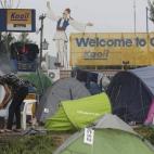 Un niño se calienta en el campamento de refugiados de Idomeni en la frontera entre Grecia y Macedonia poco antes de que la policía le desaloje.