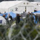Las fuerzas del orden han ido tienda por tienda para subir a todos los refugiados en los autobuses.