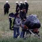 Algunos han tenido que hacer varios viajes para llevar todas sus pertenencias hasta los autobuses. Los carritos de bebés son un medio de transporte más.