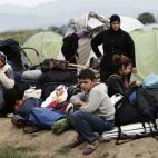Una familia espera a ser desalojada y trasladada a uno de los centros oficiales con cara de preocupación. Tras el cierre de las fronteras de los países balcánicos el número de personas apiñadas en asentamiento cerca de la frontera greco-mac...