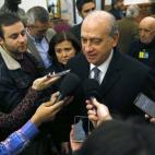 El ministro del Interior en funciones, Jorge Fernández Díaz, atiende a los medios de comunicación.