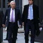 El ministro de Asuntos Exteriores en funciones, José Manuel García-Margallo y el director general de Medios y Diplomacia Pública, Tomás Poveda a su llegada a la Cámara Baja.