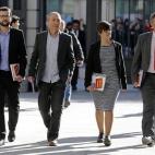 El Diputado de la Coalicción de Compromís, Joan Baldoví, junto a la diputada del Bloc, Marta Sorlí, y a los diputados de Iniciativa, Ignasi Candela y Enric Bataller, a su llegada esta tarde a la Cámara Baja.