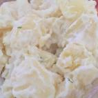 Puedes prepararlas con antelación y servirlas en frío. Aquí encontrarás el paso a paso de cómo hacer el alioli en casa y cuánto tiempo debes cocer las patatas. ¡Se acabarán antes de que el árbitro pite el inicio!