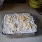 Con gambas, palitos de cangrejos, lechuga, tomate y atún, con cobertura de mayonesa. En media hora puedes tenerlo hecho siguiendo esta receta. Truco: si lo decoras con aceitunas negras (o algún otro ingrediente que se te ocurra), puedes dibuja...