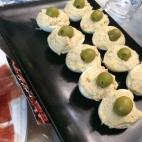 Si te gustan con mayonesa por encima, más blancos quedarán. El relleno básico se hace con la propia yema y atún, pero puedes innovar. Puedes consultar la receta en CookPad.