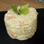 Si hay un plato blanco por excelencia es la ensaladilla. ¡Gana por goleada! Hay quien le pone guisantes, o pimiento, o palitos de cangrejo... pero ésta es la propuesta de CookPad.