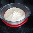 No sólo te lo podrás comer untado en tostadas mientras ves el partido, sino que también tienes la opción light si preparas también unos palitos de zanahoria. Puedes ver la receta completa en CookPad.