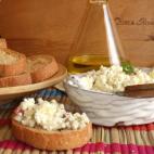 Para preparar este sencillo aperitivo sólo necesitas queso de cabra en pasta, pimienta rosa en grano, semillas de hinojo y romero. Su elaboración es facilísima, como puedes comprobar aquí.