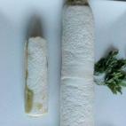 Se hace con pan de molde, aguacate, palitos de cangrejo y cebolla. El paso a paso lo tienes aquí.