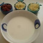 Esta versión se prepara con Thermomix. Como guarnición puedes poner cuenquitos con huevo duro, queso rallado o embutido. Consulta la receta aquí.