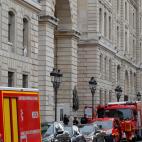 La entrada de la Prefectura, tomada por policías y bomberos