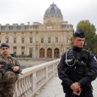 Vigilancia armada en los alrededores