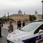 Cord&oacute;n policial en los accesos a la Prefectura de Polic&iacute;a parisina