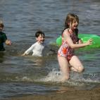 Una vez trabajé un verano cuidando unos niños asquerosamente ricos. Mi trabajo consistía en bajar a la playa desde el yate en una zódiac. Me dieron un walkie talkie para comunicarme desde la playa al barco. Cada pocos minutos me sonaba el wa...
