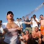 Hacía de limpiacoches. Durante todo el mes de agosto me puse con una amiga a limpiar los coches del pueblo. No sé si la razón era por las camisetas mojadas, pero nos sacamos unas cuantas pesetillas. (Lucía Heralde. 36 años)