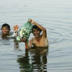 Con mi hermano esperábamos que cerrase el campo de golf. Nos colábamos por la noche y recogíamos las bolas que se habían perdido. Al día siguiente se las revendíamos a los dueños. (Géraldine Delecroix. 27 años)