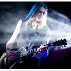 Yo estrené mi guitarra nueva de pinchos en una orquesta playback en un pueblo castellano perdido. Estuve haciendo molinos con el pelo mientras "tocaba" versiones de Amaral y Neck para el deleite de los viejos del lugar. Fue, de largo, el trabaj...