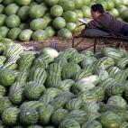 De melonero. Un año necesitaba dinero para poder irme en septiembre a Ibiza. El único que me ofreció trabajo fue un agricultor de melones. Así que me puse con la furgoneta en la carretera que sale del pueblo, me puse un sombrero de paja y me...